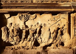Masada - Relieve del arco de Tito, en Roma que muestra el traslado de la menorah, el candelabro sagrado de siete brazos